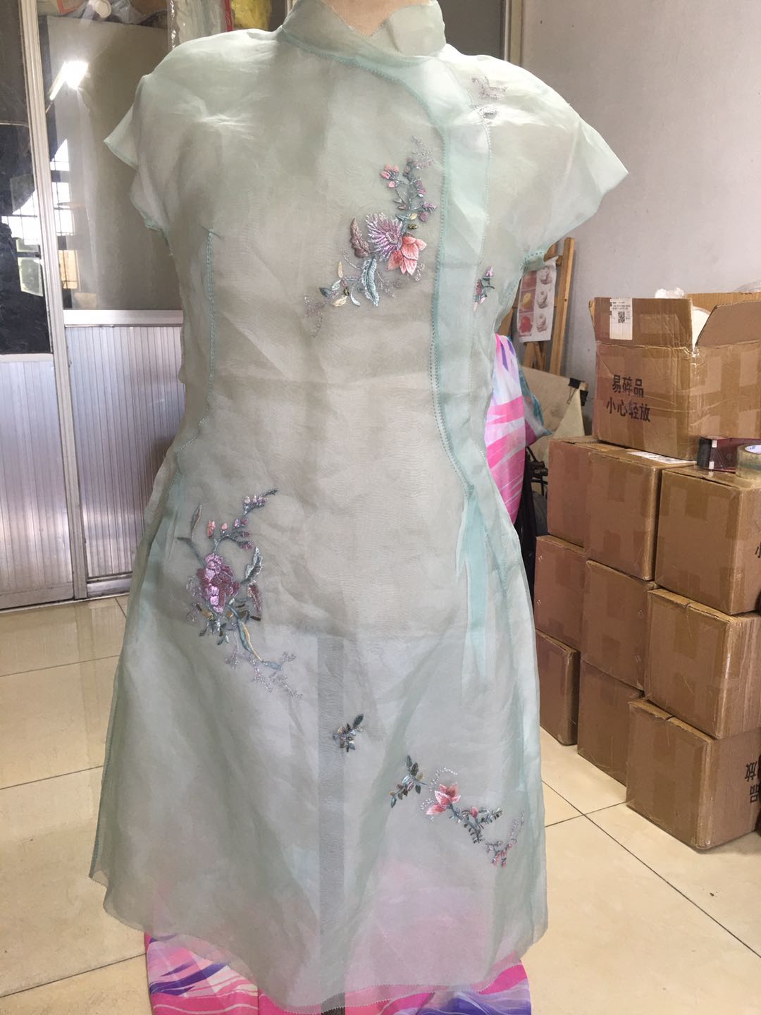 手工繡花需要多點(diǎn)耐心哦！
